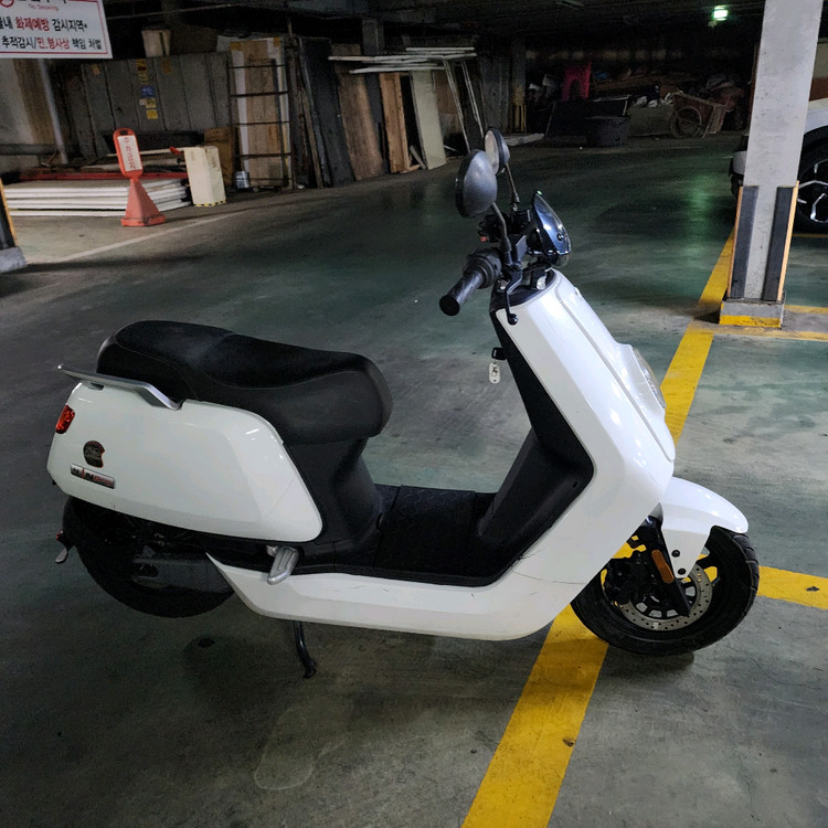 니우엔프로 19년식 3km 새상품외 한대 더 같이 처분합니다. 전기스쿠터 이미지