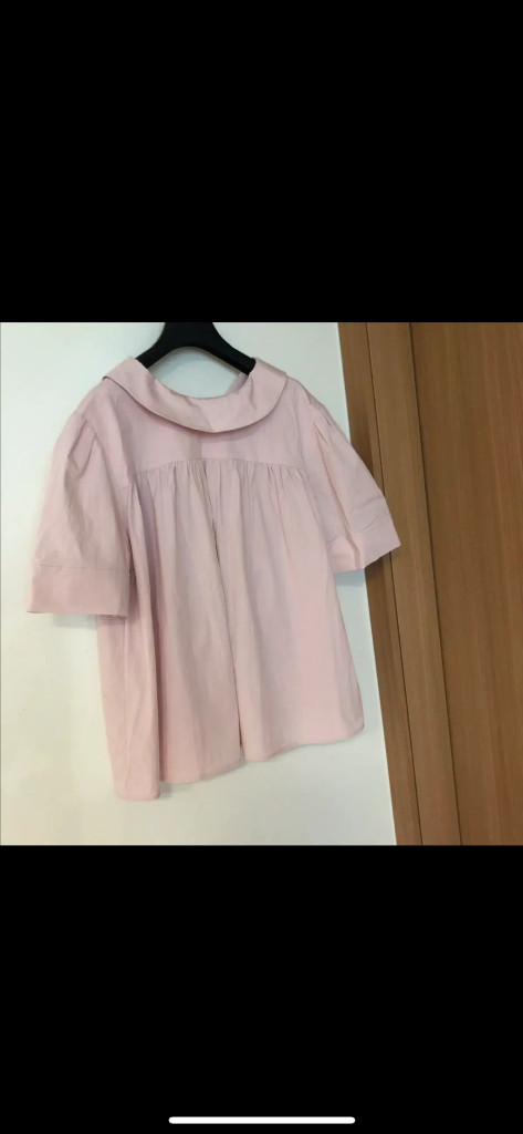 럭키슈에뜨 24년 뒷 넥 오픈 셔링 반팔 핑크 블라우스 셔츠 바스락 퍼프 이미지