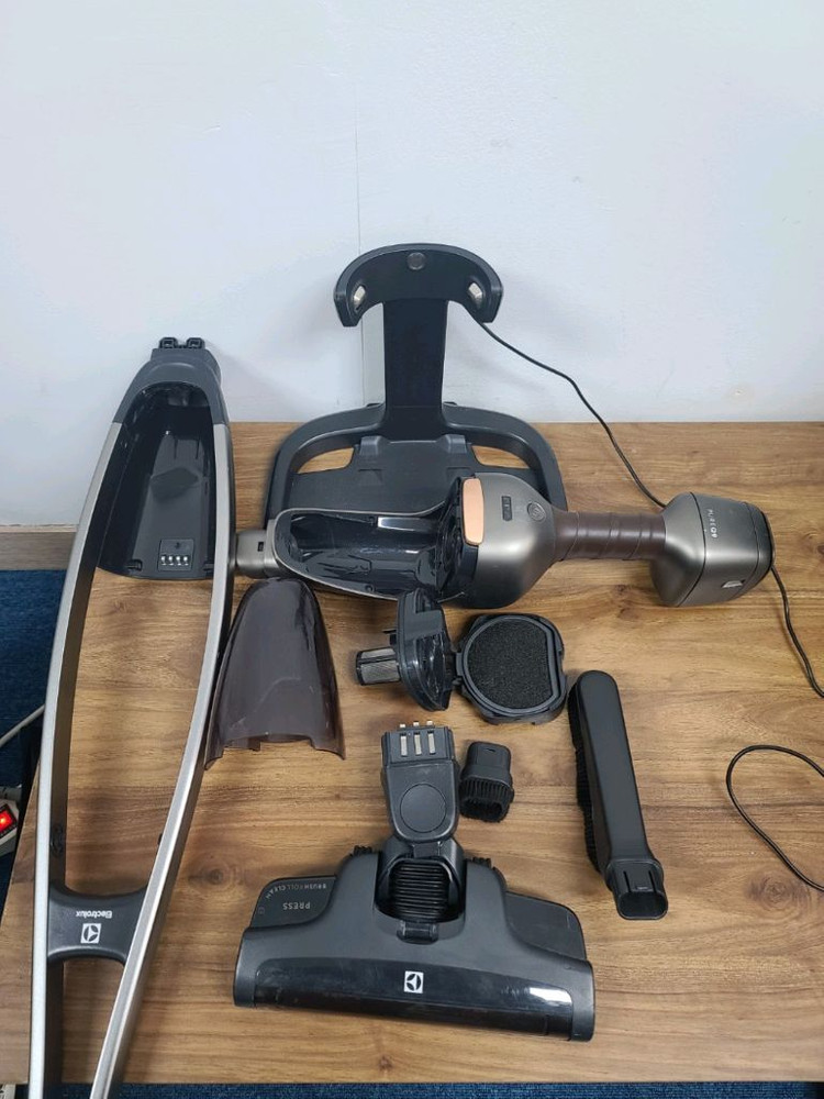 일렉트로룩스 무선청소기 PQ91-30EM(A급,삼성배터리교체>1시간32분연속작동,전체Cleaning완) 이미지