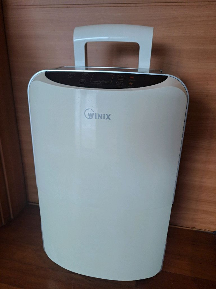 위닉스 10리터 대용량 제습기 이미지