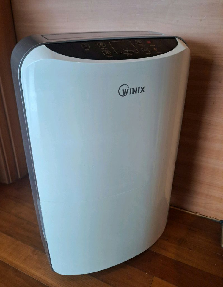 위닉스 10리터 대용량 제습기 이미지