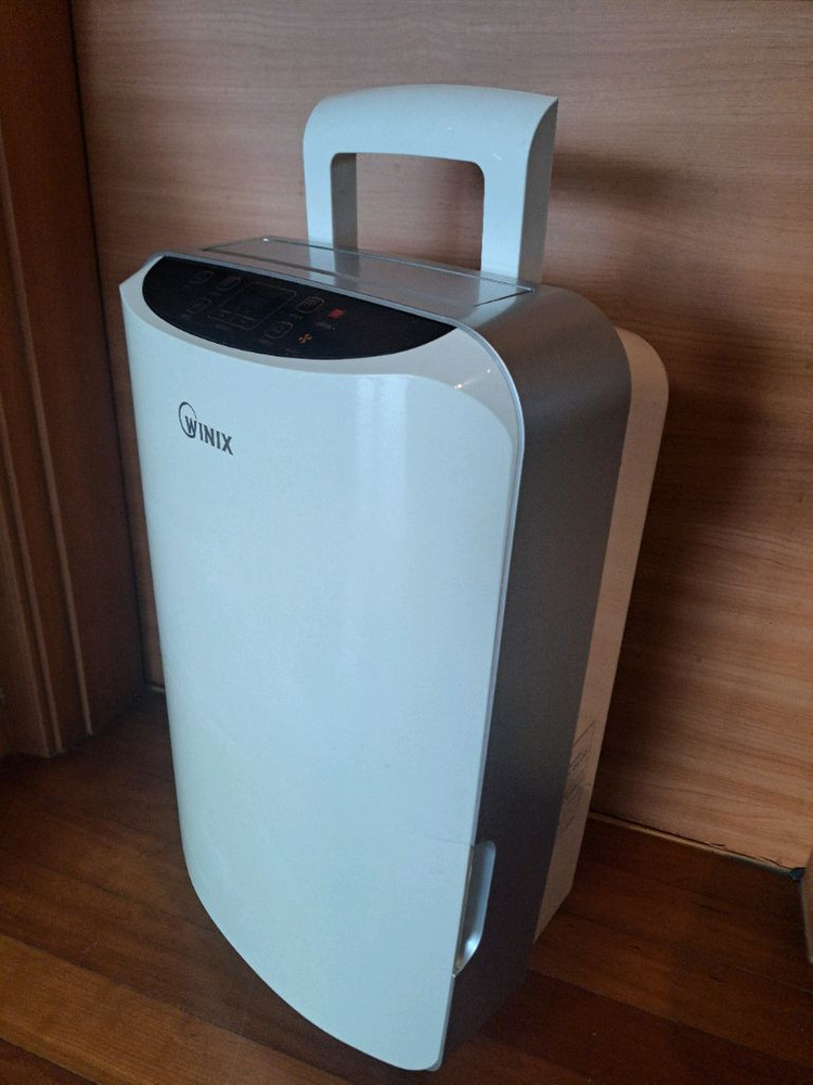 위닉스 10리터 대용량 제습기 이미지