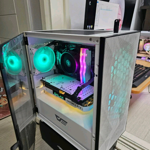 화이트 게이밍 PC 데스크탑 컴퓨터 본체 팝니다. 이미지