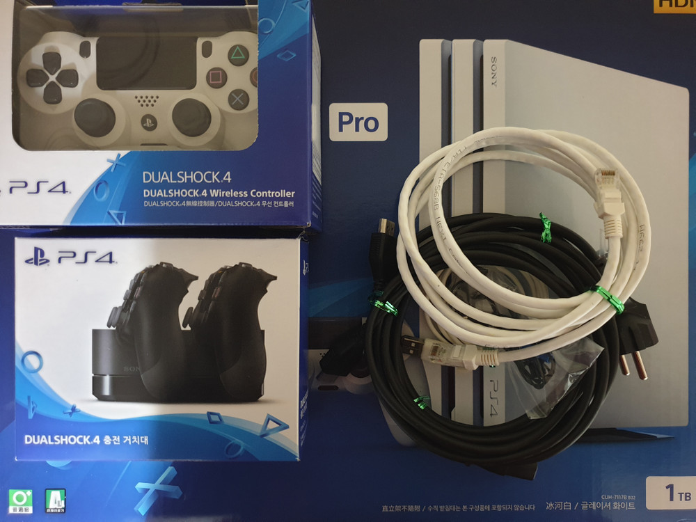 PS4 PRO 프로 7117B 1테라 화이트 팝니다 이미지