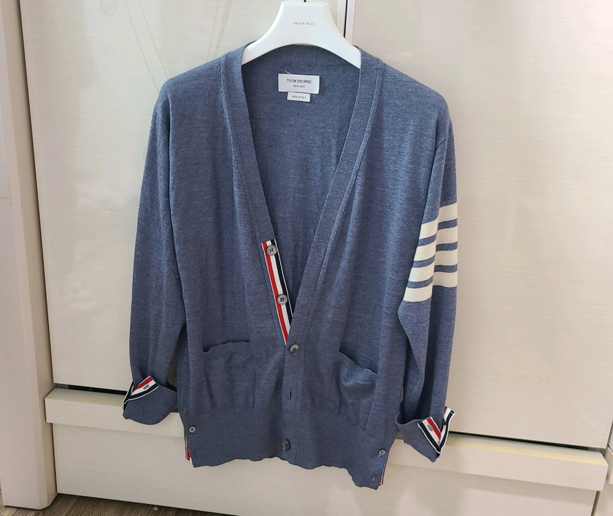 톰브라운 울 가디건 명품 가디건맨투맨패딩자켓구찌루이비통프라다디올셀린느에르메스로로피아나크로스백바이커백 이미지