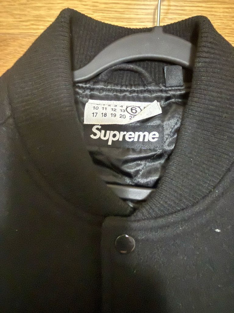 슈프림 x MM6 메종 마르지엘라 스플릿 바시티 자켓 멀티컬러 - 24SS 이미지