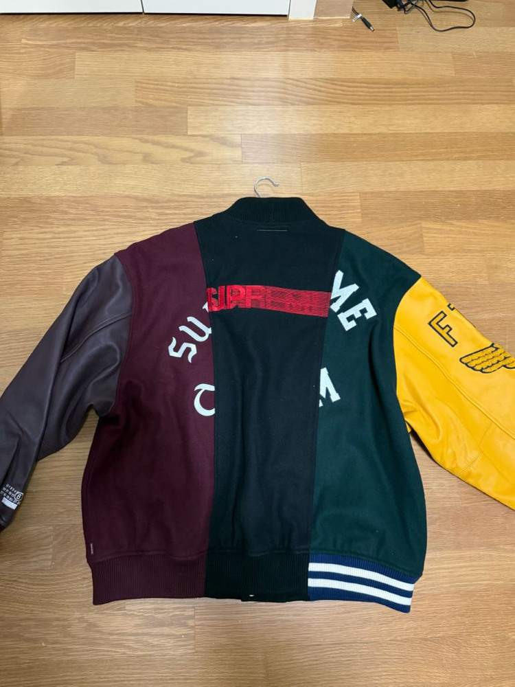 슈프림 x MM6 메종 마르지엘라 스플릿 바시티 자켓 멀티컬러 - 24SS 이미지