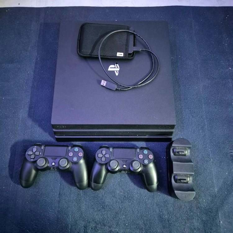 PS4 프로 본체&게임 타이틀 판매합니다 - 안심되는 중고거래