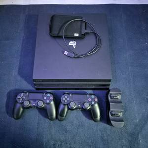 PS4 프로 본체&게임 타이틀 판매합니다 이미지
