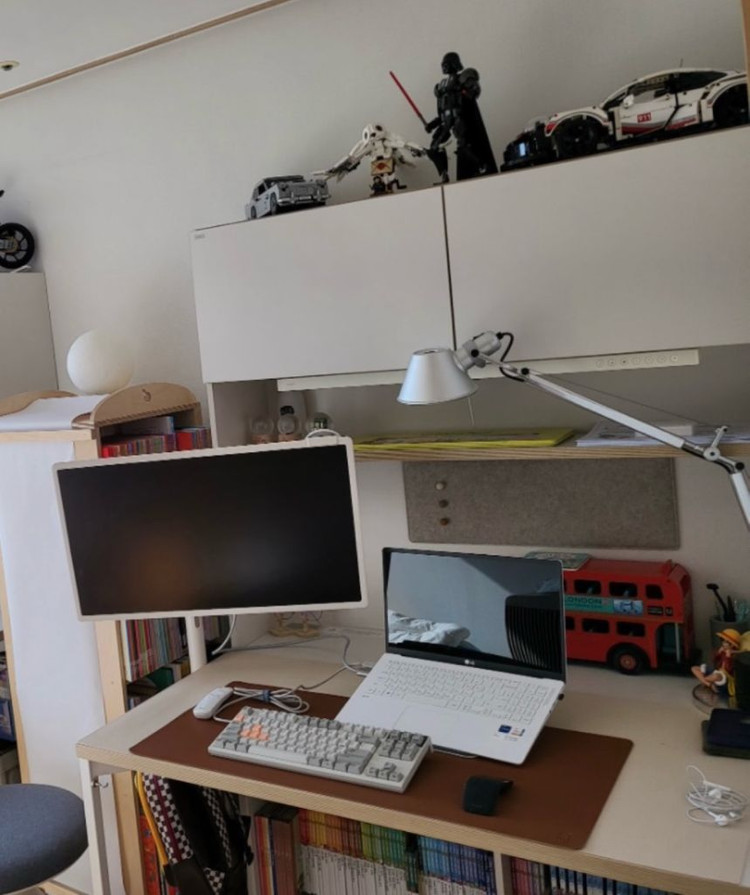 데스커 1200폭 5단 (도어, 스탠드, 콘센트 풀옵션), 컴프프로 Y513 의자 이미지