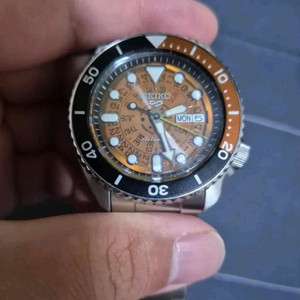 세이코 오토매틱 다이버 시계 오렌지 다이얼 이미지