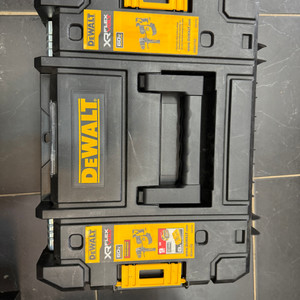 디월트 충전로터리햄머드릴 dch417 미사용 새상품 판매합니다 이미지