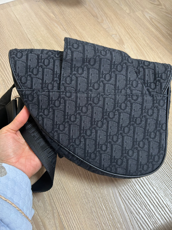 디올 남성 오블리크 새들백 블랙 이미지