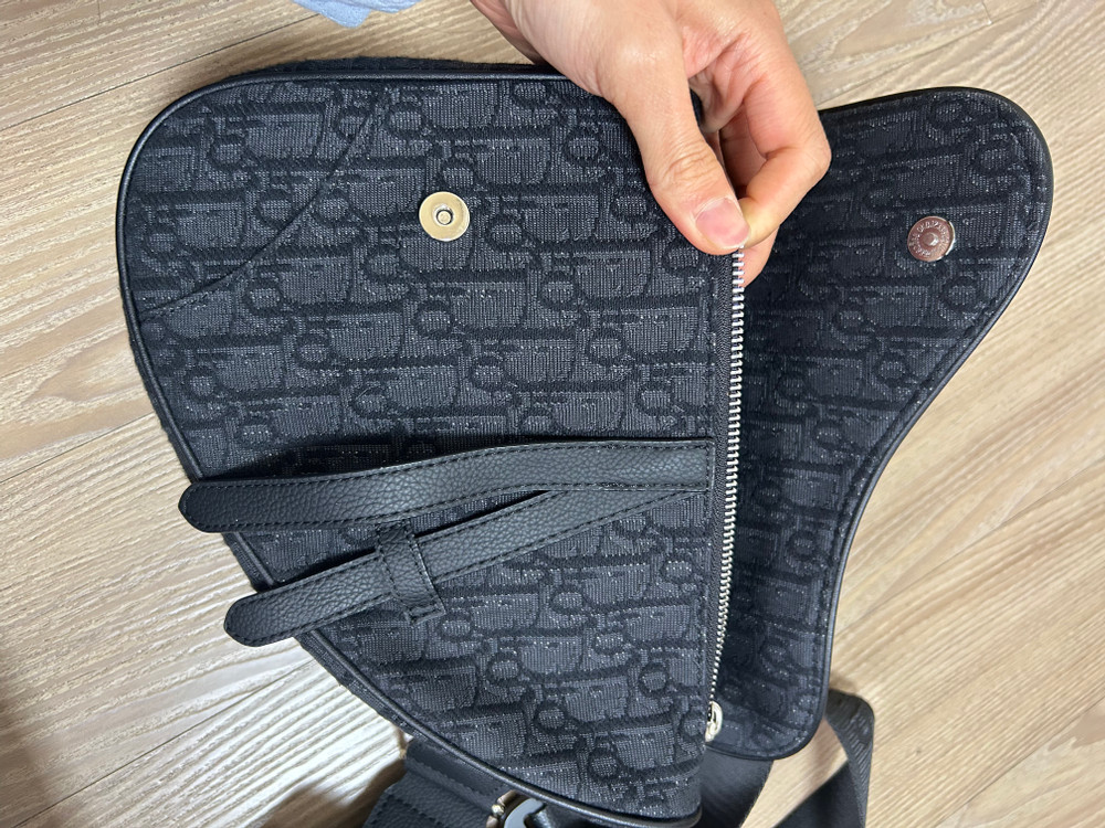 디올 남성 오블리크 새들백 블랙 이미지