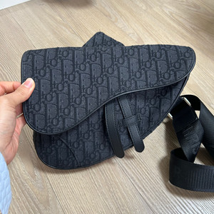 디올 남성 오블리크 새들백 블랙 이미지