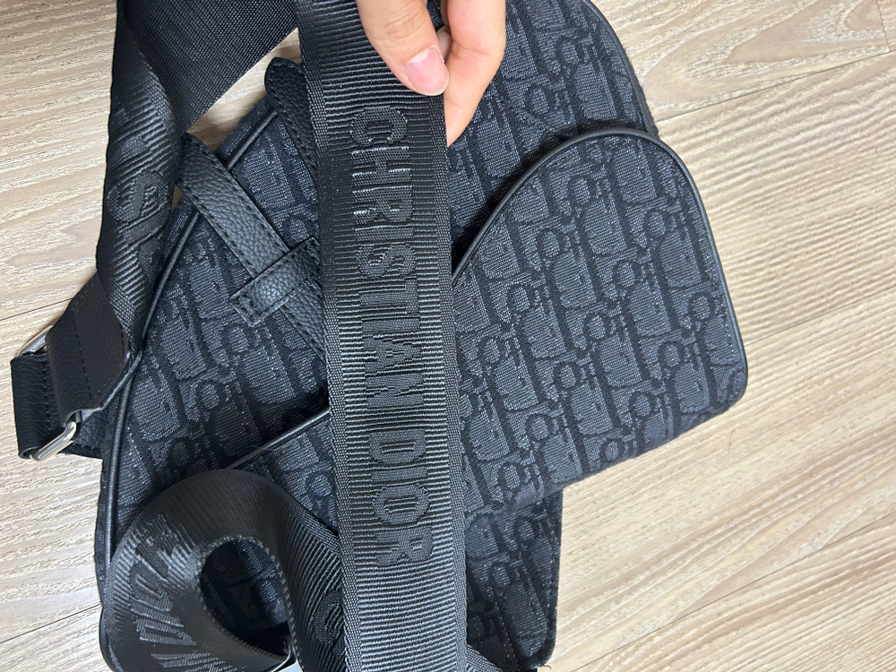 디올 남성 오블리크 새들백 블랙 이미지