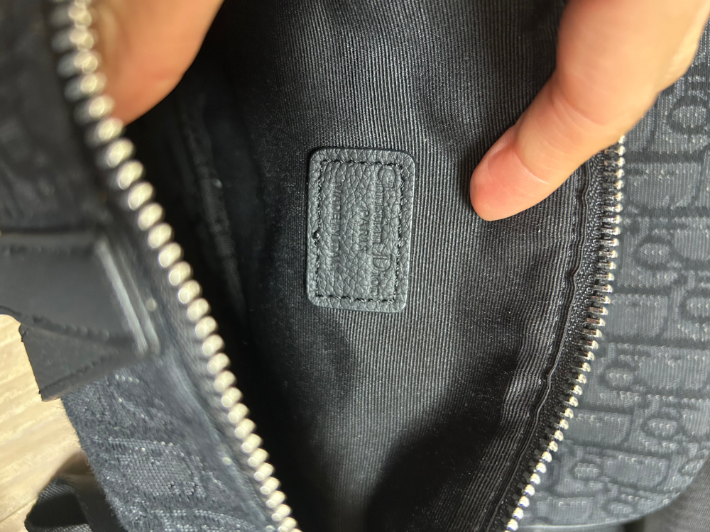 디올 남성 오블리크 새들백 블랙 이미지