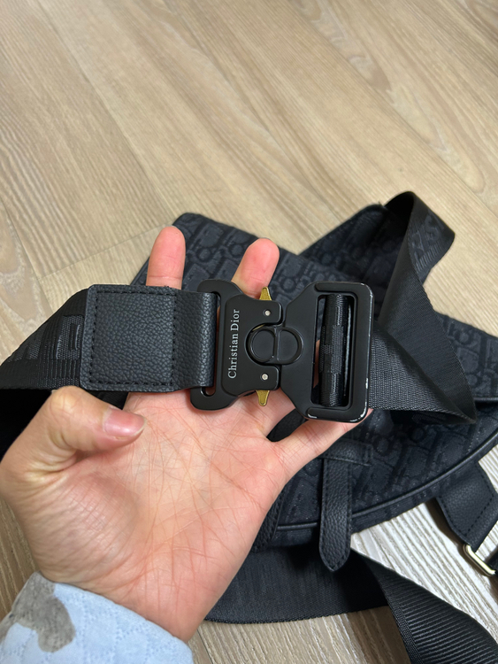 디올 남성 오블리크 새들백 블랙 이미지