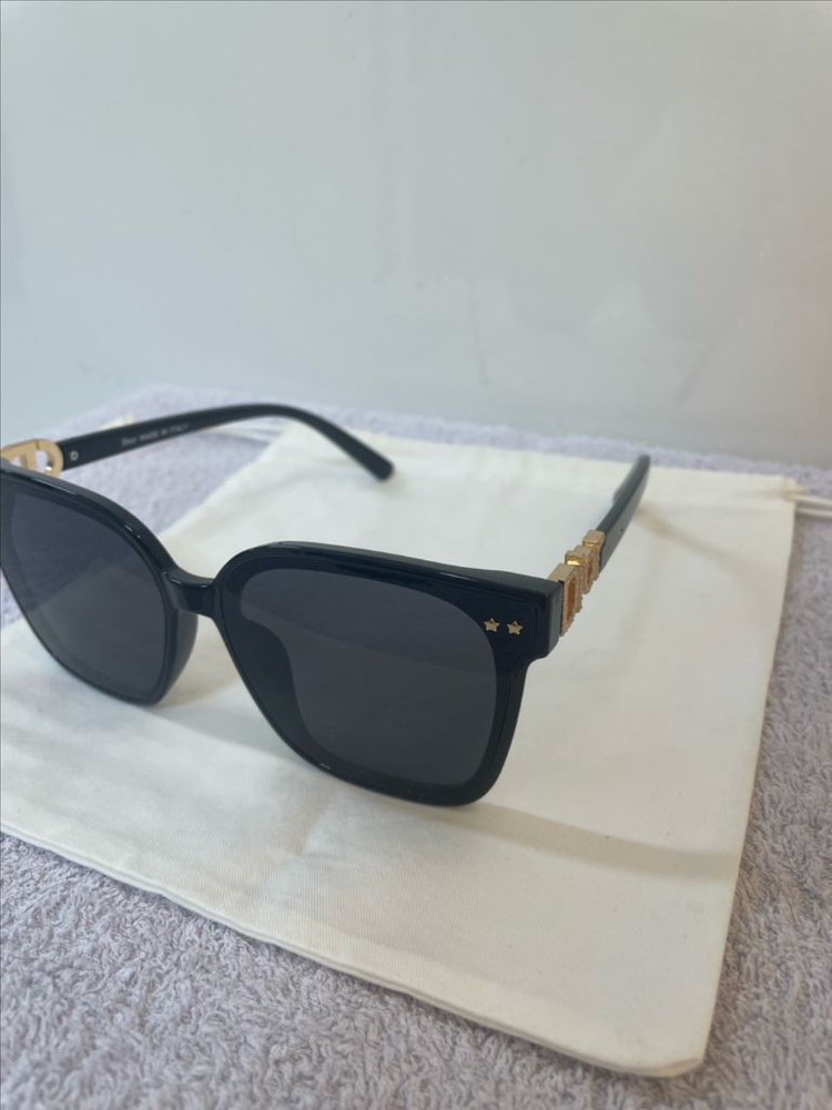 로고 패션 선글라스 이미지