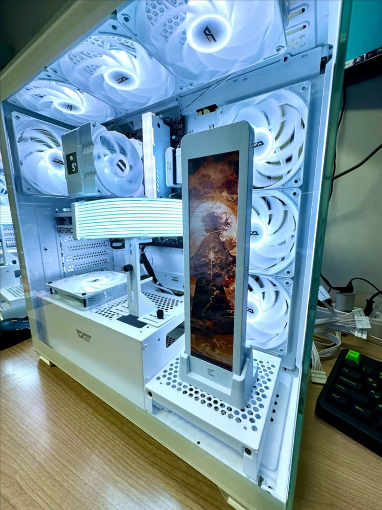 RTX 5060 새 그래픽카드 장착! 화이트 감성 게이밍 PC 완성형 이미지