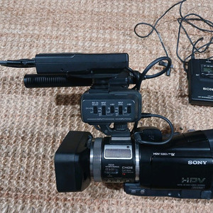 소니 HDV 캠코더 DVCAM HVR A1N입니다. 사진에서 보시는 것처럼 캠코더 본체 외에 무선 마이크 세트, 이미지
