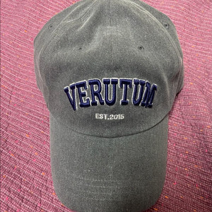 베루툼 볼캡 다크 그레이 팝니다. 이미지