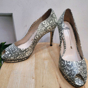 슈콤마보니 파이톤 오픈토 하이힐 이미지