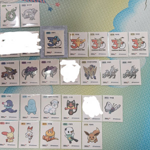 포켓몬 띠부씰 시즌5 30주년 피카츄 따라큐 레쿠쟈 레시라무 외 판매 이미지