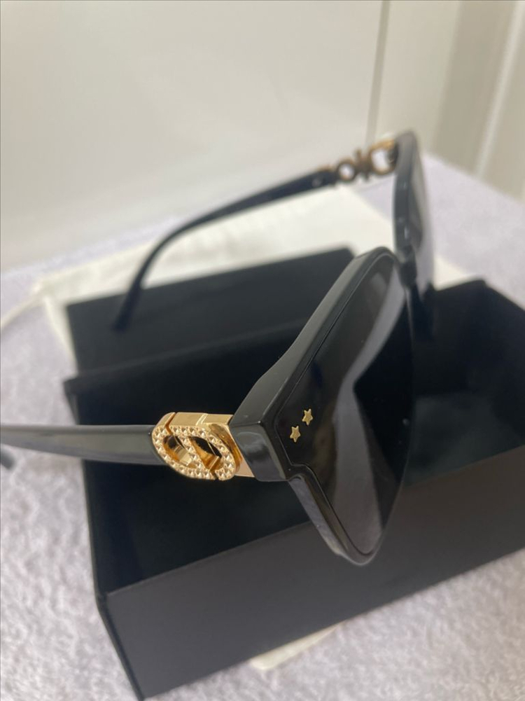 로고 패션 선글라스 이미지