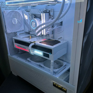9800x3d RTX 5090 어로스마스터 ICE 1200w 고사양 화이트 데스크탑 수냉 PC 이미지