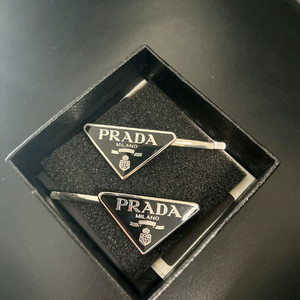 프라다 블랙 헤어핀 이미지