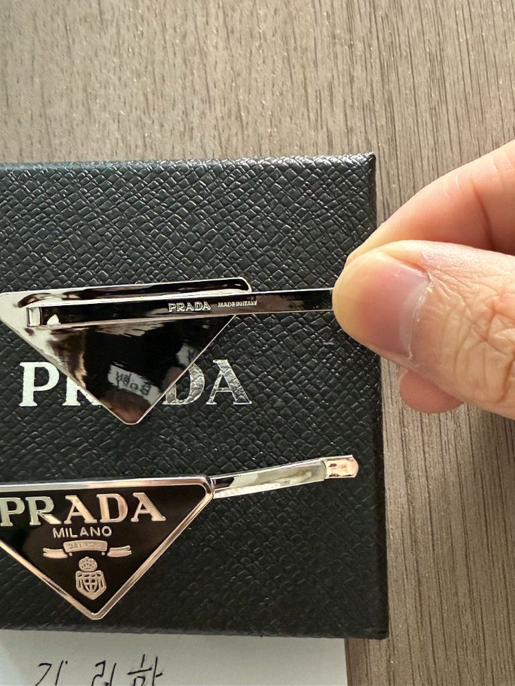 프라다 블랙 헤어핀 이미지