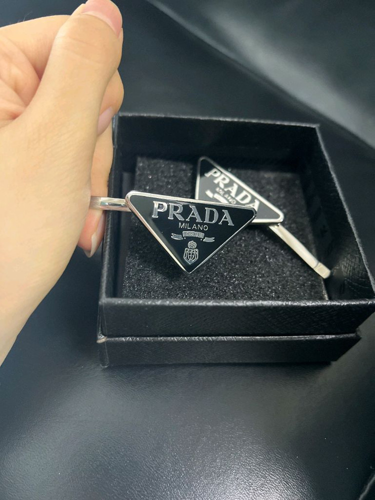 프라다 블랙 헤어핀 이미지