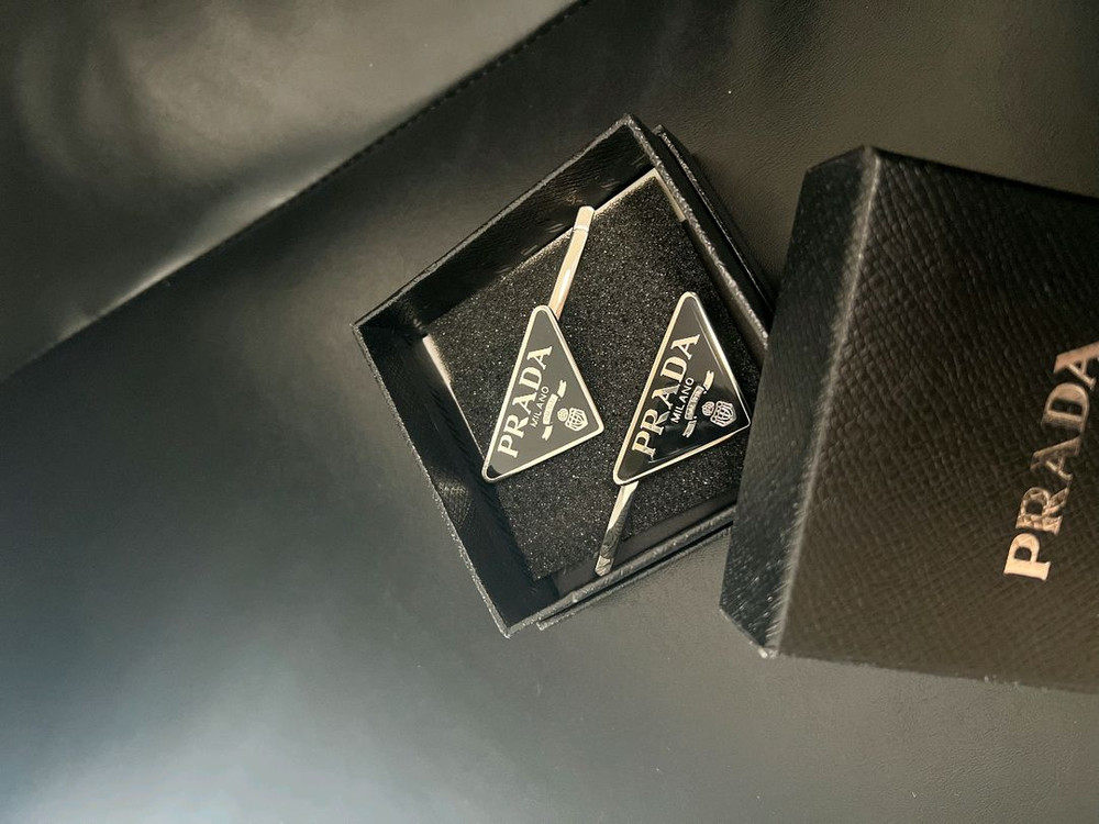 프라다 블랙 헤어핀 이미지