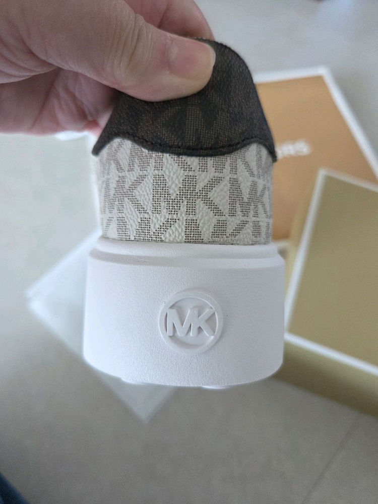 마이클코어스 스니커즈 이미지