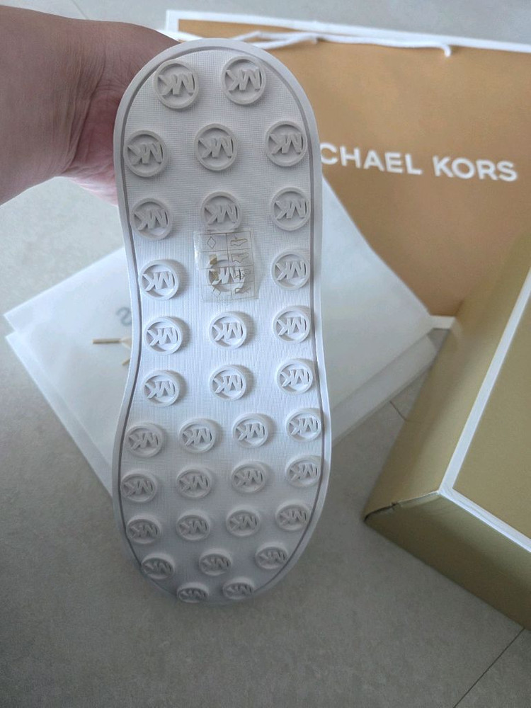 마이클코어스 스니커즈 이미지