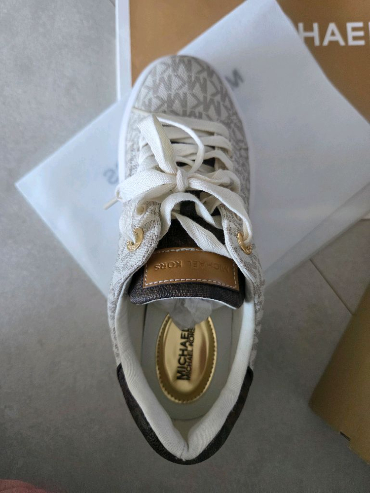 마이클코어스 스니커즈 이미지