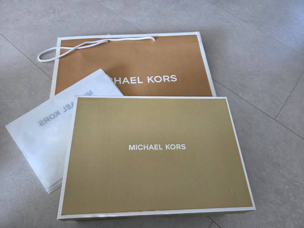 마이클코어스 스니커즈 이미지