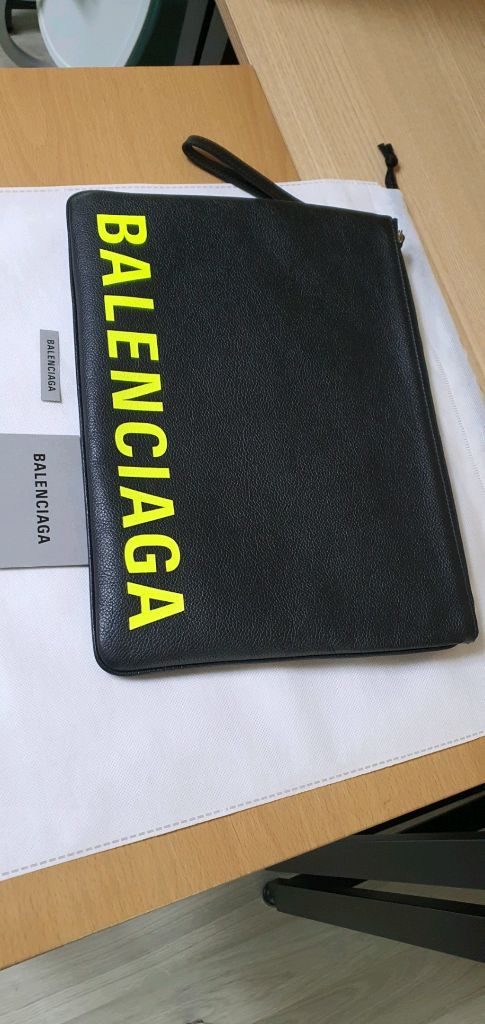 발렌시아가 클러치백 라지 정품S급(감정O)구찌프라다루이비통디올고야드샤넬셀린느보테가생로랑발렌시아가버버리가방 이미지