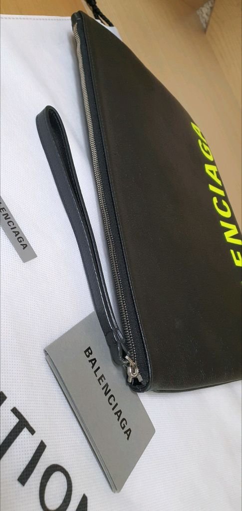 발렌시아가 클러치백 라지 정품S급(감정O)구찌프라다루이비통디올고야드샤넬셀린느보테가생로랑발렌시아가버버리가방 이미지