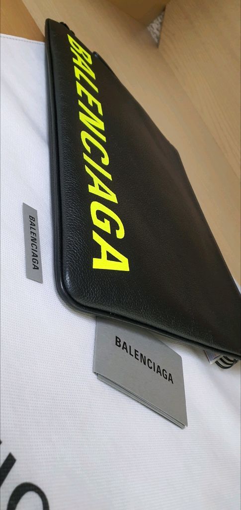 발렌시아가 클러치백 라지 정품S급(감정O)구찌프라다루이비통디올고야드샤넬셀린느보테가생로랑발렌시아가버버리가방 이미지