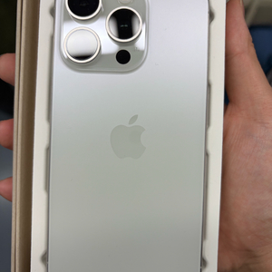 아이폰15프로 화이트 티타늄 128gb 리퍼 후 새제품 이미지