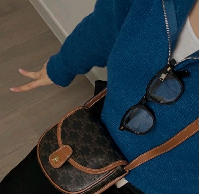 셀린느 미니 베사체 트리옹프 탠 크로스백숄더백테수토호보백구찌루이비통디올프라다샤넬생로랑아바백 이미지