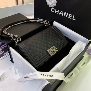 샤넬 보이백 미듐 실버 이미지