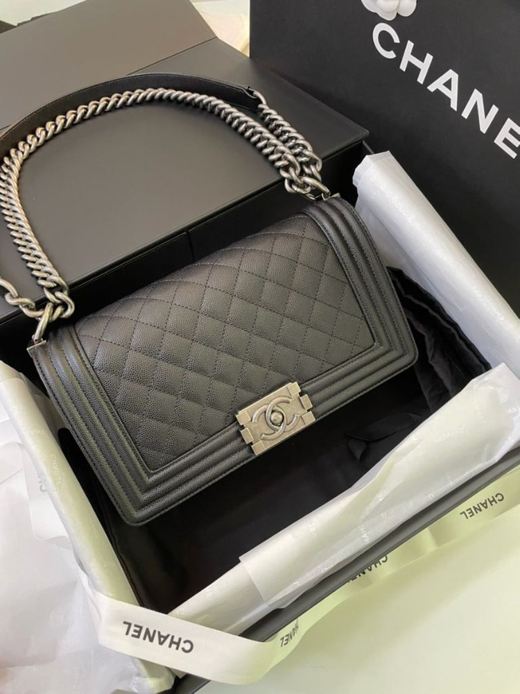 샤넬 보이백 미듐 실버 이미지