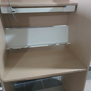 1인용 독서실용으로 쓰이는 책상 이미지