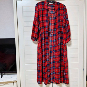 더틸버리 로브형원피스 오즈세컨지컷시슬리온앤온에고이스트럭키슈에뜨듀엘보브 이미지