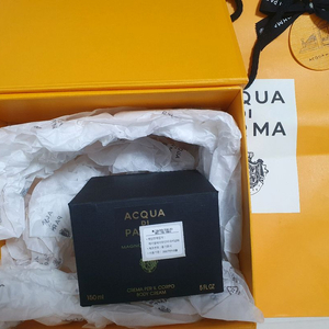 아쿠아디파르마 바디크림 아이유 이미지