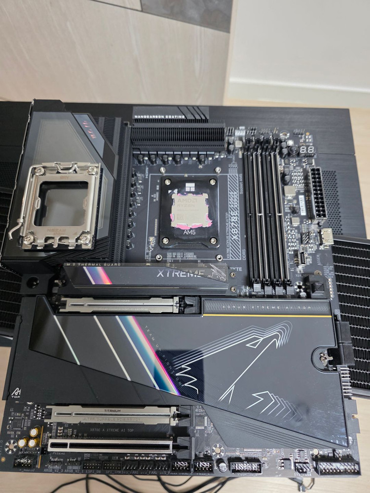 9950X3D + X870E 어로스 익스트림 AI TOP 외 이미지