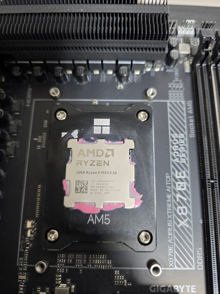 9950X3D + X870E 어로스 익스트림 AI TOP 외 이미지